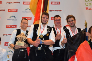  Siegerehrung auf dem Podest: die Zimmerer-Nationalmannschaft von Holzbau Deutschland mit ihrem Trainer 