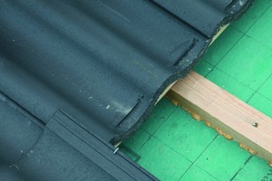  Detail bei der Dachpfanne: Die Harzer Pfanne F+ für das 7-Grad-Dachsystem hat eine integrierte Regensperre 