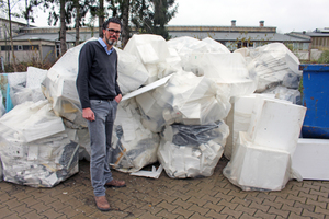 Martin Lang, Geschäftsführer von Lang Bedachungen in Bielefeld, steht vor Resten von Polystyroldämmstoff in seinem BetriebFotos: Stephan Thomas 
