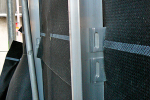  Rechts: An die Aluminiumprofile werden letztlich die Fassadenplatten angebracht. Sie sind werkseitig auf Maß gesägt, an den Kanten eingefärbt und gebohrt 