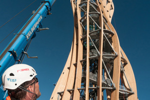  Die Brettschichtholzträger erreichen – zweimal gestoßen – eine Gesamthöhe von 74 m 