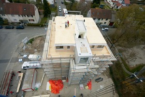  Der fünfgeschossige Holzbau in Kehl wurde von der Fertighausfirma Weber Haus in Zusammenarbeit mit dem Architekten Hamid von Berg-Hadjoudj geplant und realisiert  Foto: Weberhaus 