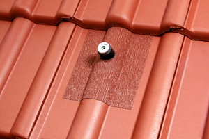  Die Easy-Form Uniplus-Dichtmanschette mit unterseitiger Butylbeschichtung deckt das Loch auf dem Hochpunkt in der Dachpfanne ab 