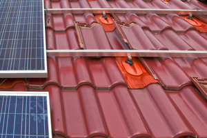  Der Uniplus-Solarhalter passt gut ins Deckbild und leitet die Kräfte der PV-Anlage sicher in die Dachkonstruktion ein 