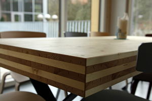  Schöne Sache: Tisch aus Türausschnitt eines Brettsperrholz-Bauelementes Foto: Volker Simon 