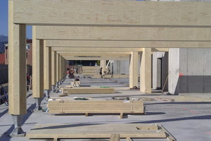  Alle Wand- und Deckenelemente sowie die Stützen und Unterzüge wurden vorgefertigt und auf der Baustelle nur noch montiertFoto: Metsä Wood 
