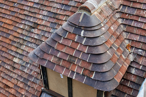  Eingedeckte Grat- und Kehlziegel einer Dachgaube auf dem Dach des Schloss Cecilienhof Fotos: Wienerberger/Sven-Erik Tornow 