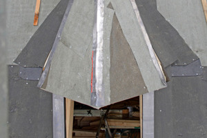 Alle Außenflächen einer Gaube werden vor ihrer Verschieferung durch Dachpappe geschützt. An den Anschlüssen ist die Bleiverwahrung zu sehenFoto: Robert Mehl  