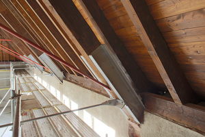  Verstärkung des alten Dachstuhles mit Stahlzugbändern. (Abbildung: Rathscheck Schiefer) 