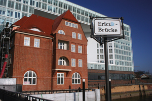  Roter Backsteinbau vor Glasfassade: das „Alte Zollhaus“ in HamburgFotos: Krolkiewicz 