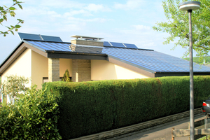  Komplett montiertes Dach mit dem Hybrid-System. Auf der Nordseite unterstützen aufgeständerte Module den Solar-ErtragFoto: Aluart Systembau GmbH 