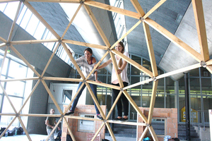  Praxis statt Studium: Studenten lernen an der Bauakademie Salzburg den Aufbau von Holzkuppeln kennen 