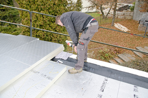  Den luftdichten Anschluss bildet die mit dem Mauerwerk verklebte Dampfsperre. Der Schaum zwischen Mauerkrone und Dämmschicht minimiert Wärmebrücken und verhindert das Eindringen von Feuchtigkeit 