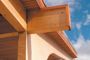  Das Gerüst des Gebäudes besteht aus Holz, das Dach ist mit einer Kautschukmembran gedeckt und in Form eines Schmetterlings gestaltet. Das Regenwasser wird in einer Kehlrinne in der Mitte des Daches gesammelt und für die WC-Spülungen verwendet 
