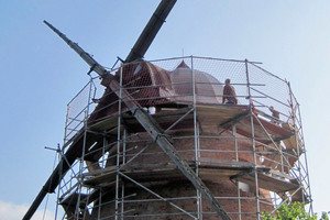  Damit das alte Backsteingebäude vor eindringender Feuchtigkeit geschützt ist, wurde die Haube mit Flüssigkunststoff saniert  