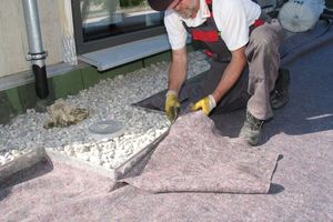  Passgenau: Zuschnitt und Verlegung des Vlieses, das im Bereich des Gründachs zuverlässig die Dachabdichtung vor mechanischer Belastung schützt 