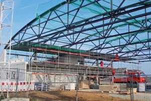  Das Stahltragwerk der Halle liegt auf den Betonwänden aufFoto: Event-Hangar Mönchengladbach GmbH 