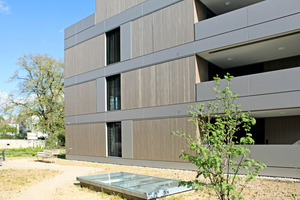  Die vertikale Schalung aus Tannenholz wurde bei den Boden-, Decken-, und Dachübergängen durch eine horizontale Metallverkleidung und großflächige Verglasungen ergänztFoto: Renggli AG 