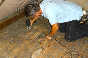  Nach dem Ausmessen wird vom Dachboden aus die Rundung mit einer Stichsäge ausgeschnitten. Danach wird die eventuell vorhandene Dämmung entfernt 