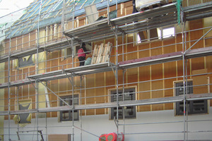  Beim Neubau des Konvent- und Gästetrakts wurde auch die Fassade mit
Holzfasermatten gedämmt
 