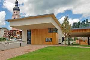  Komplett mit natürlichen Dämmstoffen umhüllt: Die Musikkapelle Kastelruth ist mit dem Holzfaser-WDVS EnergiePlus comfort vor Wärmeverlusten geschützt
 