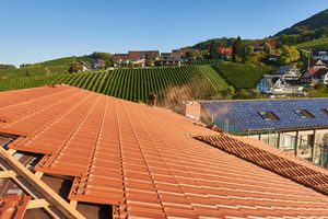  Zur Deckung der Dachfläche kam ein „Koramic Tradi 12“ in rot-engobiert zum EinsatzFoto: Wienerberger/Sven-Erik Tornow 