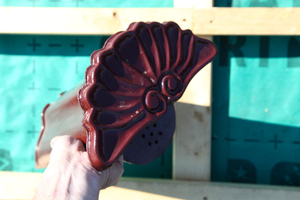  Der Sattelfirstanfänger mit Muscheldekor ist ein schmückendes und zugleich funktionelles Detail Foto: Braas 