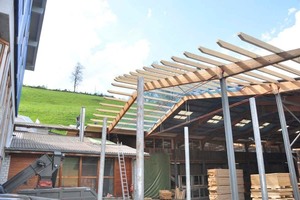  Rückbau des Daches an einer der Holzlagerhallen. Die Sparren wurden teilweise ausgetauscht und danach die Unterkonstruktion aus Aluminiumschienen aufgebracht 