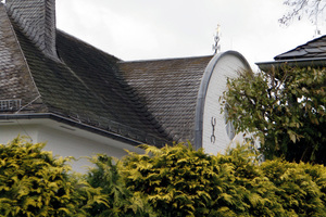  Das ehemalige Wohnhaus des Ehepaares Ludwig vor der Sanierung: Das komplette Dach samt der Tonnendachkonstruktion war mit Schiefer eingekleidet Foto: Vogel Bedachung  