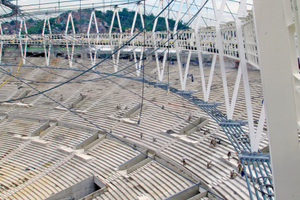  Das Maracanã-Stadion von oben. Die Aufnahme entstand vom 720 m hohen Corcovado. Die riesige Jesusstatue hat den Hausberg von Rio de Janeiro bekannt gemacht  