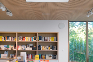  Die Flachdach-Fenster bringen viel Licht und geben dem Raum auch in der Tiefe die nötige Helligkeit. Ein sensorgesteuertes LED-System unterstützt die natürliche Belichtung Foto: Velux / Petra Steiner 