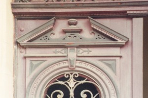 Kleines Foto: Detail einer dezent mehrfarbig gestalteten neoklassizistischen Türanlage von 1900 