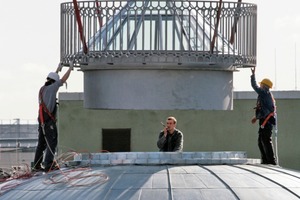  Krönender Abschluss der Dacharbeiten: die Montage der Laterne mit Geländer im Zenit der KuppelFoto: Heike Zappe/Humboldt-Universität Berlin 