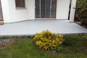  Die fertige, neue Terrasse mit Steinteppich im „Salz-Pfeffer-Muster“ 