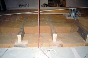  Zwei Schichten flexibler Holzfaserdämmmatten wurden auf der alten Decke zwischen die Balken geklemmt. Die hohe Rückstellkraft verhindert Wärmebrücken 